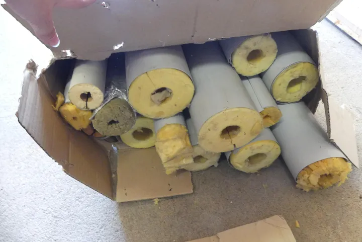 Karton mit Rohrschalen